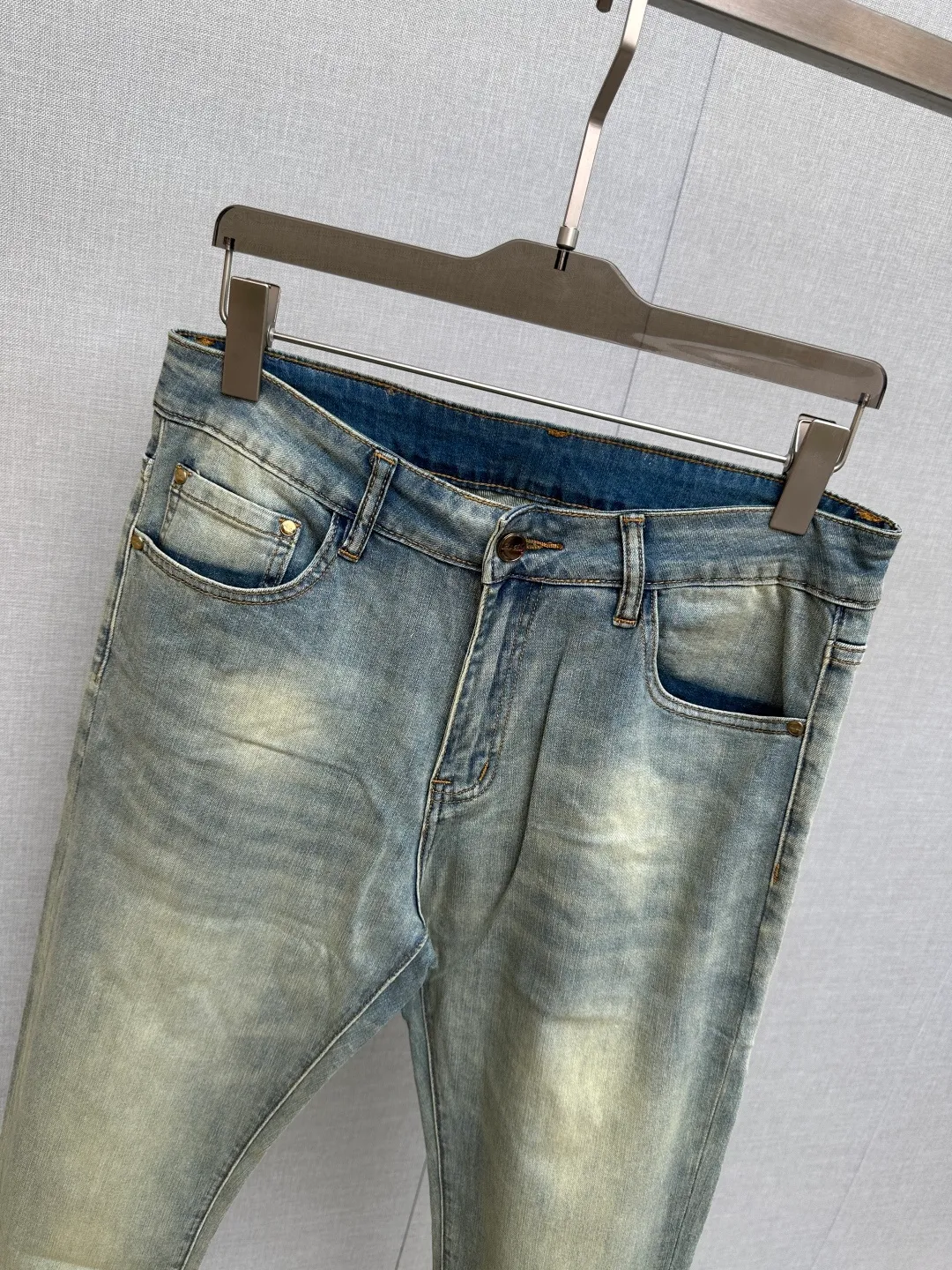 Available at the official website counter at the same time, the Original is a very stylish pair of jeans, with customized original washed denim fabric, unique design, top-notch printing technology letter pattern logo, original hardware accessories decoration, an extremely outstanding pair of jeans, the materials and craftsmanship are extremely luxurious and exquisite, extremely high-grade, handsome and stylish upper body, recommended 👍, Sizes: 29-38